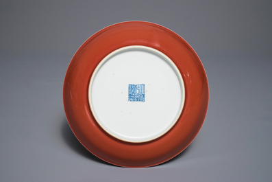 Een Chinees koperrood monochroom bord, Qianlong merk, 19/20e eeuw