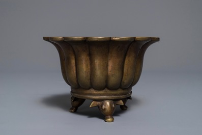 Een Chinese bronzen wierookbrander in bloemvorm, Xuande merk, 19/20e eeuw