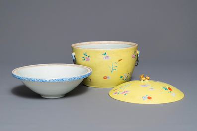 A Chinese famille rose yellow ground sgraffiato bowl and cover, 19/20th C.