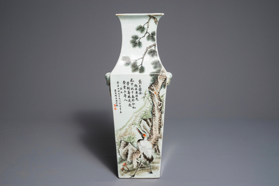 Un vase de forme carr&eacute; en porcelaine de Chine qianjiang cai, marque du Jiangxi Porcelain Company, d&eacute;but du 20&egrave;me