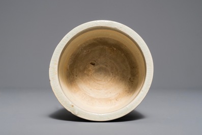 Een Chinese cylindrische qingbai wierookbrander, Song of Yuan