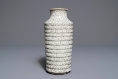 Un vase de forme rouleau en porcelaine de Chine de type ge, 19/20&egrave;me