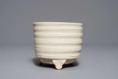 Un br&ucirc;le-parfum tripod en porcelaine de Chine qingbai, Song ou Yuan