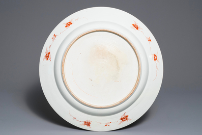 Un tr&egrave;s grand plat en porcelaine de Chine famille rose, Yongzheng