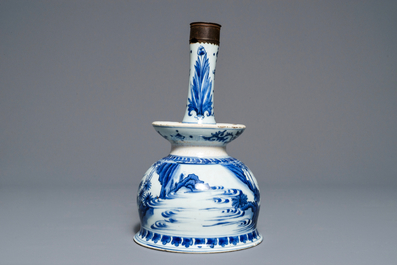 Un grand bougeoir en porcelaine de Chine bleu et blanc &agrave; monture en bronze, &eacute;poque Transition