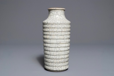Un vase de forme rouleau en porcelaine de Chine de type ge, 19/20&egrave;me