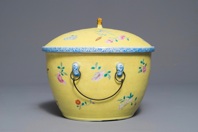 A Chinese famille rose yellow ground sgraffiato bowl and cover, 19/20th C.