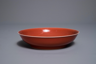 Une assiette en porcelaine de Chine rouge monochrome, marque de Qianlong, 19/20&egrave;me