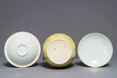 Een Chinese famille rose dekselkom met gele sgraffiato fondkleur, 19/20e eeuw