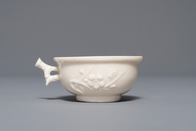 Un bol &agrave; d&eacute;cor appliqu&eacute; en porcelaine blanc de Chine de Dehua, marque en creux, Kangxi