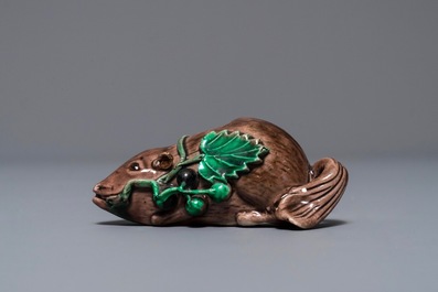 Un compte-gouttes en forme d'&eacute;cureuil en porcelaine de Chine, Kangxi
