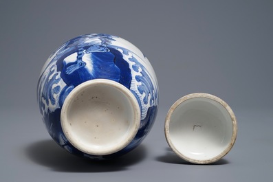 Un vase couvert en porcelaine de Chine bleu et blanc &agrave; d&eacute;cor d'animaux mythiques, Kangxi