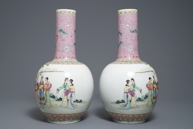 Een paar Chinese famille rose tianqiu ping vazen met figurendecor, 20e eeuw