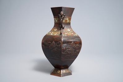 Een Japanse bronzen champlev&eacute; vaas met landschapsdecor, reli&euml;fmerk, 19e eeuw