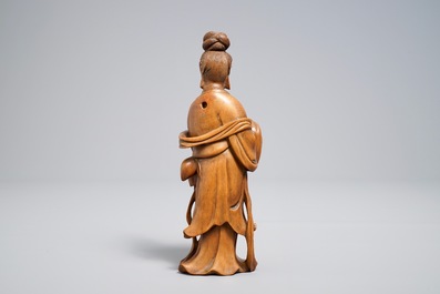 Een Chinese houten figuur van een staande Guanyin, 19e eeuw