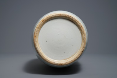 Een Chinese blanc de Chine vaas met onderglazuur decor, 19e eeuw