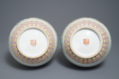Une paire de vases de forme tianqiu ping en porcelaine de Chine famille rose, 20&egrave;me