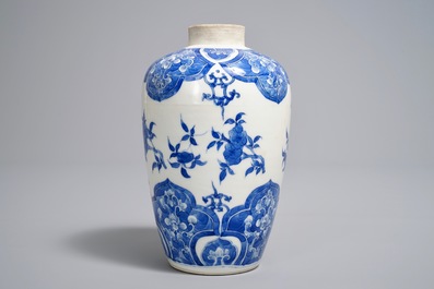 Een Chinese blauwwitte vaas met floraal decor, 18/19e eeuw