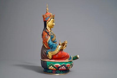 Een Sino-Tibetaans verguld en polychroom bronzen beeld van Padmasambhava, 20e eeuw