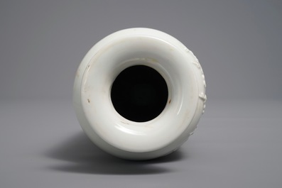 Un vase de forme rouleau en porcelaine blanc de Chine de Dehua, Kangxi