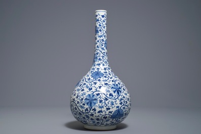 Een Chinese blauwwitte flesvormige vaas met lotusslingers, 18/19e eeuw