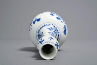 Een Chinese blauwwitte flesvormige vaas met decor van kostbaarheden, Kangxi