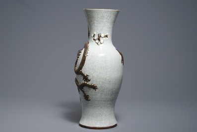 Un vase en porcelaine de Chine dit 'de Nankin' &agrave; d&eacute;cor d'un dragon, 19&egrave;me