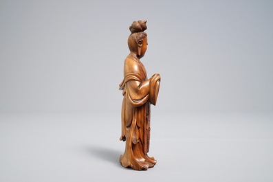 Un mod&egrave;le de Guanyin debout en bois sculpt&eacute;, Chine, 19&egrave;me