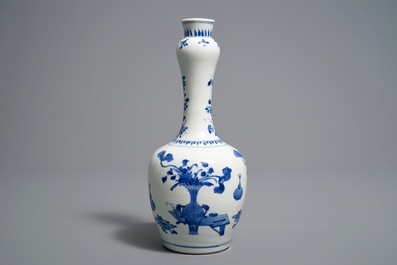 Een Chinese blauwwitte flesvormige vaas met decor van kostbaarheden, Kangxi