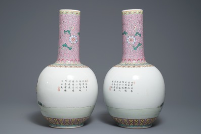 Een paar Chinese famille rose tianqiu ping vazen met figurendecor, 20e eeuw