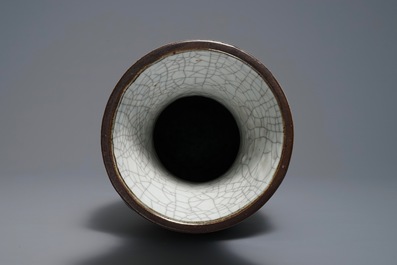 Un vase en porcelaine de Chine dit 'de Nankin' &agrave; d&eacute;cor d'un dragon, 19&egrave;me