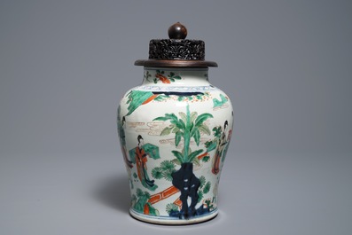 Un vase en porcelaine de Chine wucai &agrave; d&eacute;cor de gar&ccedil;ons jouants, &eacute;poque Transition