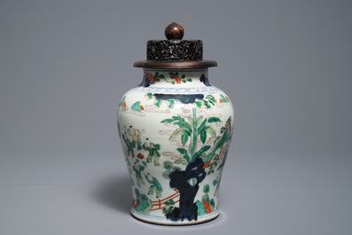 Un vase en porcelaine de Chine wucai &agrave; d&eacute;cor de gar&ccedil;ons jouants, &eacute;poque Transition