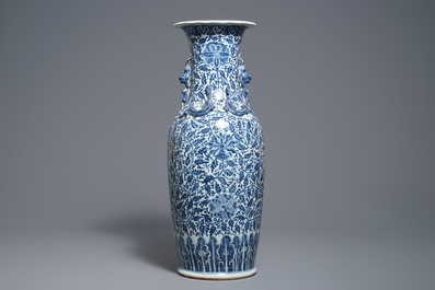 Un vase en porcelaine de Chine bleu et blanc aux rinceaux de lotus, 19&egrave;me