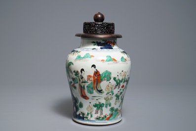 Un vase en porcelaine de Chine wucai &agrave; d&eacute;cor de gar&ccedil;ons jouants, &eacute;poque Transition