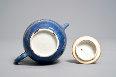 Een Chinese poederblauwe en vergulde theepot met deksel, Kangxi