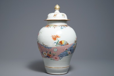 Un grand vase couvert en porcelaine de Chine famille rose, Yongzheng/Qianlong