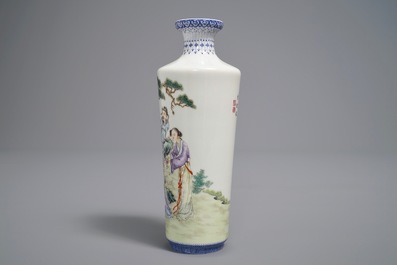 Un vase de forme rouleau en porcelaine de Chine famille rose coquille d'oeuf, marque de Qianlong, 20&egrave;me