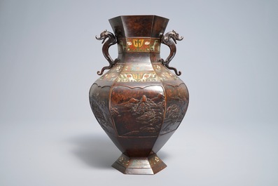 Een Japanse bronzen champlev&eacute; vaas met landschapsdecor, reli&euml;fmerk, 19e eeuw
