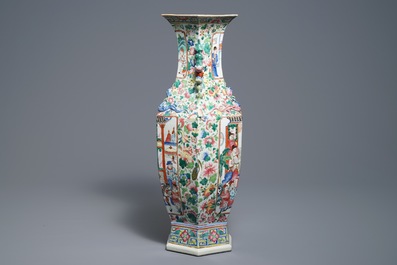 Un vase de forme hexagonale en porcelaine de Chine famille rose, 19/20&egrave;me