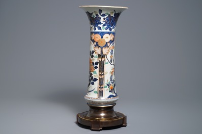 Een Japanse Imari trompetvaas op bronzen voet, Edo, 17e eeuw