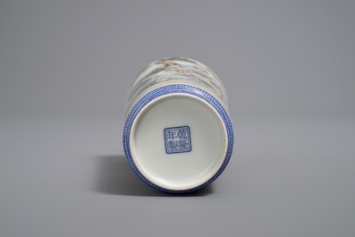 Een Chinese famille rose eierschaal rouleau vaas, Qianlong merk, 20e eeuw