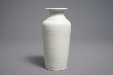 Un vase de forme rouleau en porcelaine blanc de Chine de Dehua, Kangxi