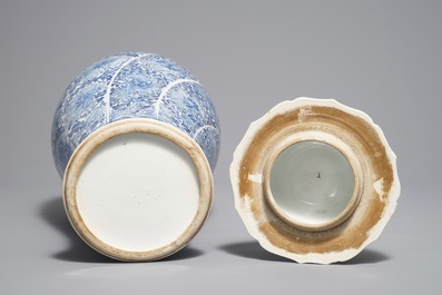 Un vase couvert en porcelaine de Chine bleu et blanc aux rinceaux floraux, Kangxi