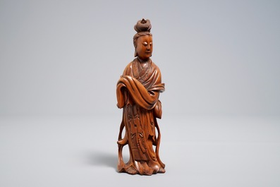 Un mod&egrave;le de Guanyin debout en bois sculpt&eacute;, Chine, 19&egrave;me