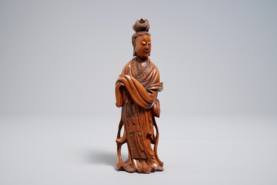 Een Chinese houten figuur van een staande Guanyin, 19e eeuw