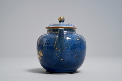 Une th&eacute;i&egrave;re couverte en porcelaine de Chine bleu poudr&eacute; et dor&eacute;, Kangxi