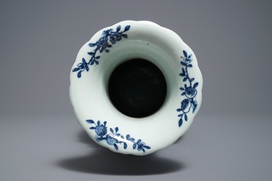 Un vase en porcelaine de Chine bleu et blanc aux rinceaux de lotus, 19&egrave;me
