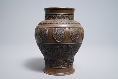 Un vase en bronze &agrave; d&eacute;cor en relief d'animaux mythiques, Sino-Tibet, 18/19&egrave;me