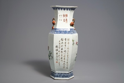 Een zeshoekige Chinese qianjiang cai vaas, 19/20e eeuw